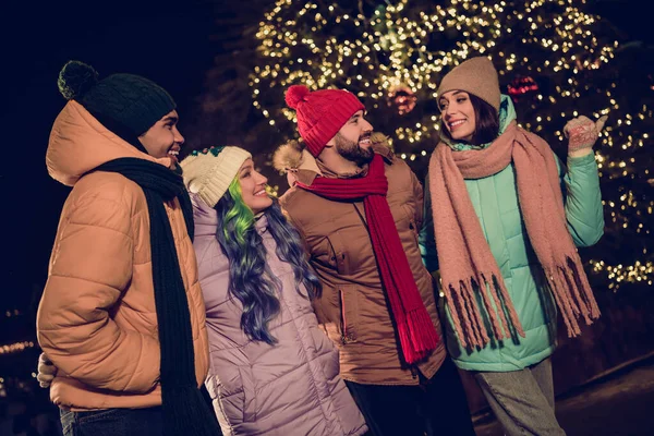 Фото Позитивных Веселых Четырех Приятелей Носить Ветровки Ходить Наслаждаясь Рождественские — стоковое фото
