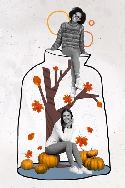 两个迷人可爱女孩的创意抽象模板拼贴享受秋天成熟的南瓜坐着玻璃瓶落叶树的概念 — 图库照片