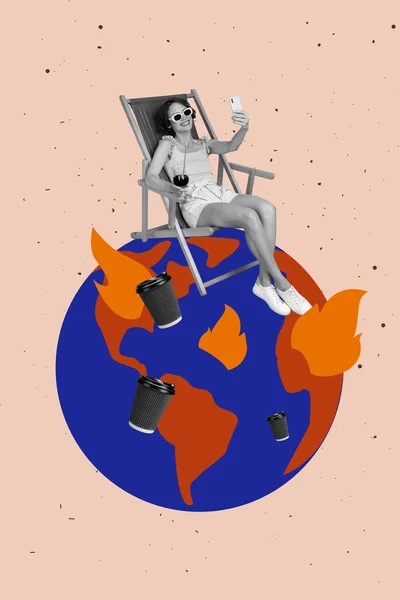 黒い白いガンマの少女の垂直コラージュイメージはカクテル電話を保持する自己写真プラスチックコーヒーカップ惑星地球の炎が燃える — ストック写真
