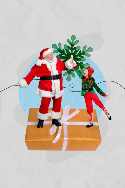 照片素描图画拼贴图片快乐微笑的桑塔 克劳斯圣诞节小孩高五孤立的绘画背景 — 图库照片