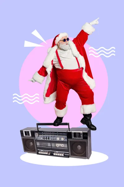 Pionowy Kreatywny Kolaż Podekscytowany Funky Mini Santa Stoją Ogromny Boombox — Zdjęcie stockowe