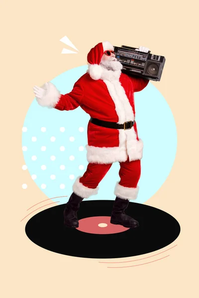 Imagem Colagem Vertical Overjoyed Positivo Velho Santa Carry Boombox Desfrutar — Fotografia de Stock