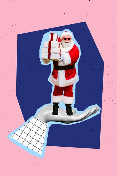Foto Colagem Arte Mínima Imagem Braço Segurando Sorrindo Papai Noel — Fotografia de Stock