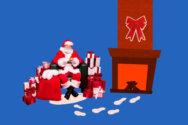 Kreative Collage Porträt Von Gealterten Weihnachtsmann Sitzen Stuhl Der Nähe — Stockfoto
