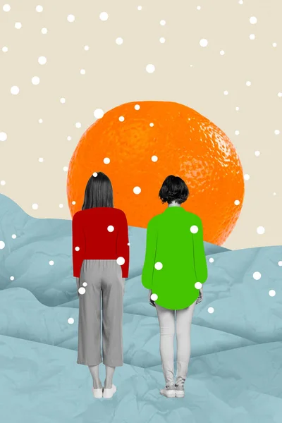 若い女の子のコラージュ写真のポストカード一緒に背後に滞在背景に描かれた背景に隔離された抽象的な大きなオレンジ色の果実雪の夕日 — ストック写真
