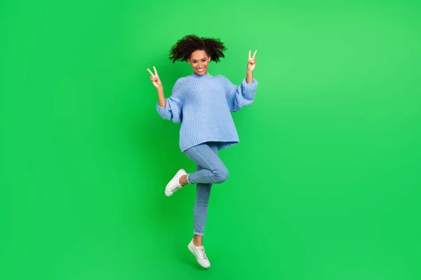 Oldukça Enerjik Bir Kızın Tam Boy Portresi Zıplayan Eller Yeşil — Stok fotoğraf