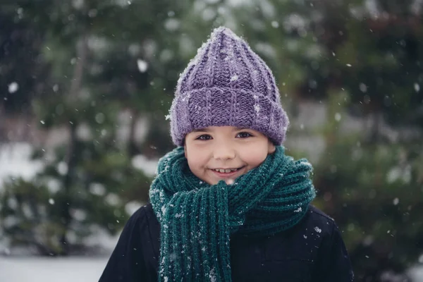 Fotografie Pozitivní Dobré Nálady Malé Dítě Oblečené Kabát Pokrývky Hlavy — Stock fotografie