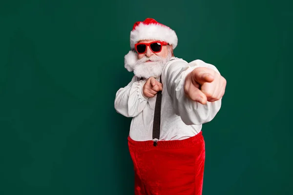时尚时尚的肖像 快乐的时髦有趣的滑稽自信的圣诞老人指着相机准备盛宴节日晚会促销折扣孤立的红色背景 — 图库照片