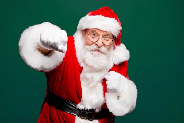 搏击拳击攻击强度命中的礼物和礼物以良好的价格 祖父时尚的圣诞老人与白胡子在头饰和服装有运动训练站孤立的红色背景 — 图库照片