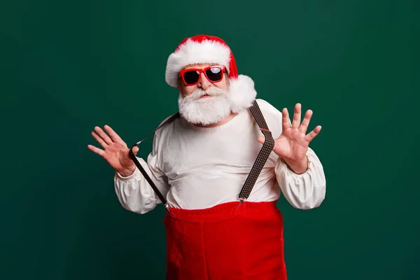 Portret Pozytywny Wesoły Marzycielski Funky Santa Gratulacje Najlepsze Życzenia Ciągnąc — Zdjęcie stockowe