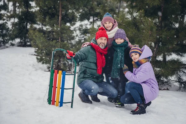 Tam Bir Aile Kucaklaşması Fotoğrafı Hafta Sonları Dışarıda Kar Yağışı — Stok fotoğraf