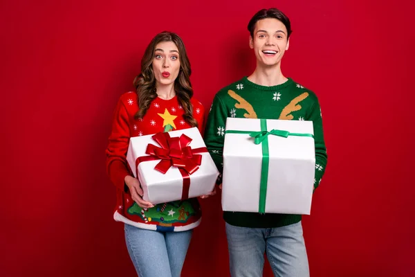 Photo Two Astonished People Arms Hold Festive Season Desirable Giftbox — Stock Photo, Image