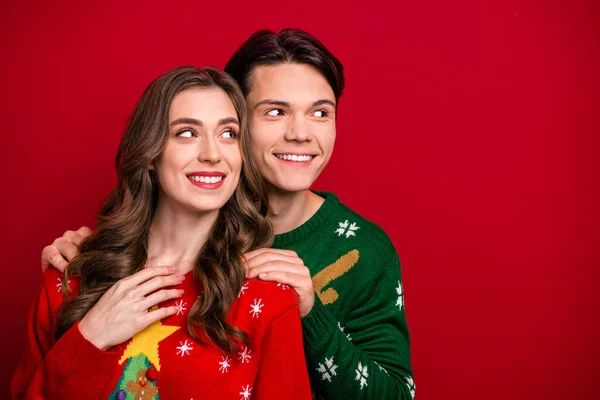 Photo Sweet Cheerful Brother Sister Wear Xmas Sweaters Hugging Looking — Stock Photo, Image