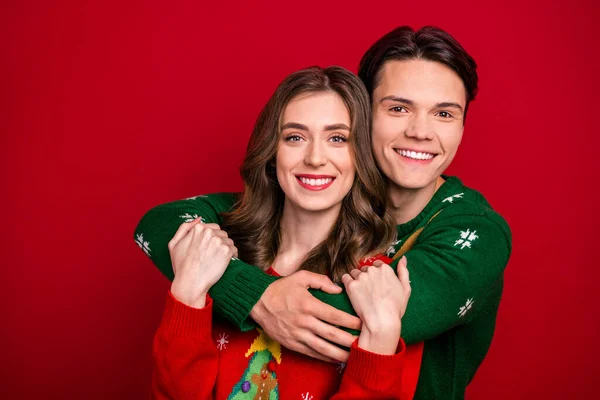 Photo Cheerful Sweet Brother Sister Wear Xmas Sweaters Embracing Empty — Stock Photo, Image