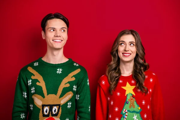 Photo Cute Cheerful Brother Sister Wear Xmas Sweaters Looking Empty — Stock Photo, Image