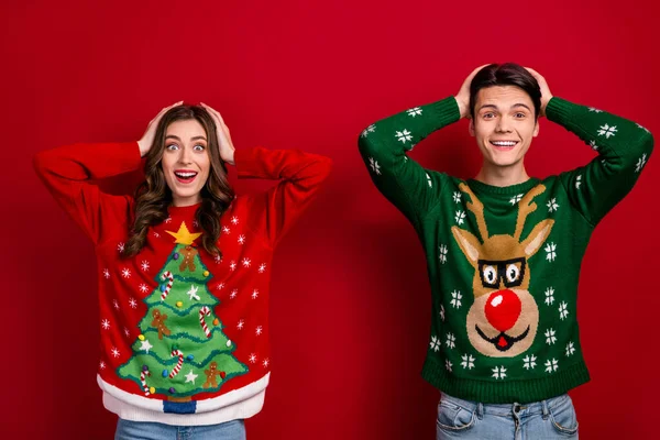 Photo Charming Impressed Best Friends Dressed Mas Jumpers Arms Head — Stock Photo, Image