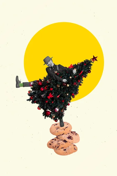 若い面白い男のコラージュ写真のポスターは ヘッドウェアホールドXmasモミの木を身に着けている白い色の背景に隔離された冬の雰囲気のクッキーを楽しむ — ストック写真