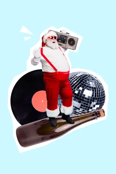 新年招待コラージュのジョリーサンタクラスダンス上のワインボトルフロアリッスンクリスマスキャロルテープレコーダー — ストック写真