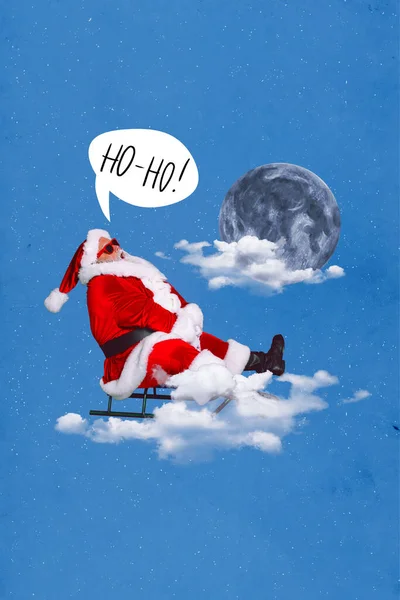 Boże Narodzenie Pocztówka Kolaż Zabawny Święty Mikołaj Latający Niebie Prezentuje — Zdjęcie stockowe