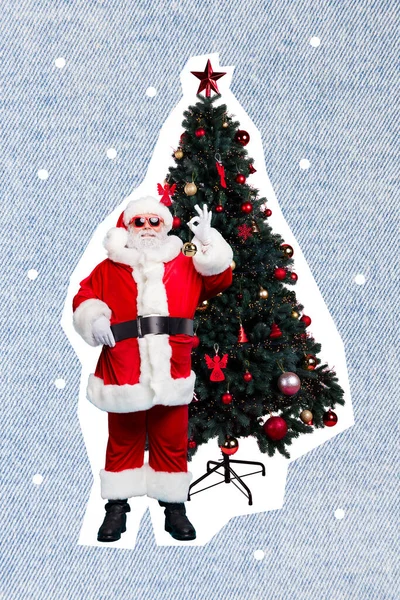 圣诞海报拼贴滑稽的桑塔山核桃站在松树上做一个不错的象征 在雪地的背景上登广告宣传伟大的礼物 — 图库照片