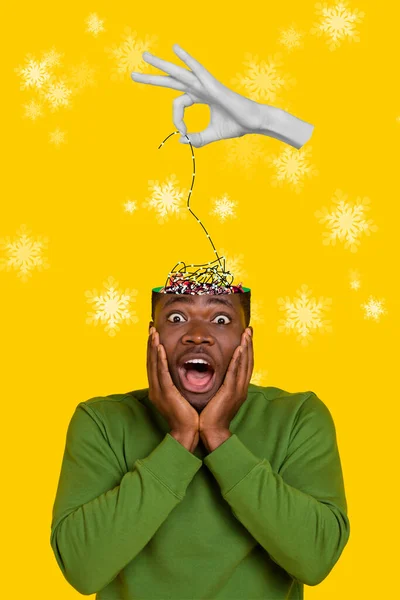 有创意的海报拼贴滑稽时髦的男人对传统圣诞打折的痴迷插入金丝雀头灯 — 图库照片