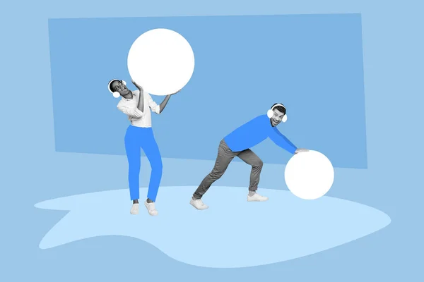 一对年轻夫妇一起玩滚雪球的合影在户外享受冬天的气氛 在蓝色的背景下与世隔绝 — 图库照片
