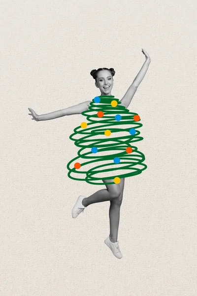 小女孩跳起舞庆祝点点滴滴绿色圣诞树的合影照片 树上有白色背景的灌木装饰 — 图库照片