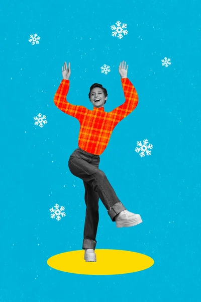 若い女の子のコラージュバナーは 青の背景に隔離された冬のクリスマスの時間を楽しむ手を上げるダンスウェアオレンジニットセーター雪の天気を上げ — ストック写真