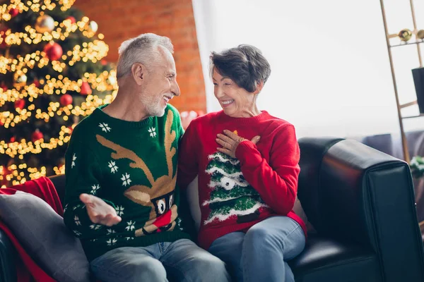 写真面白い人のカップルは醜いセーターを着て冗談を話すリラックスXmas気分彼らの家族について話して座ってソファ妻のタッチ胸室内で笑って笑う — ストック写真