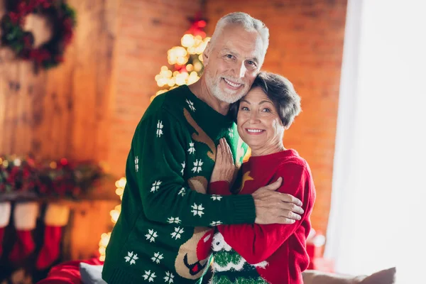 甘い正のカップルの抱擁の写真一緒に笑顔居心地の良い暖かい醜い赤の緑のセーターは恋に落ちました夏の伝統的な家庭の装飾室内でお楽しみください — ストック写真