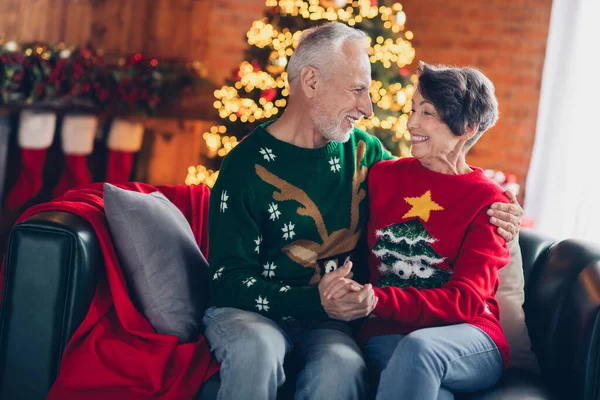 高齢者の写真の幹部快適な家に座っている彼らのお気に入りの休憩室のソファ冷たい抱擁手の調和クリスマスの雰囲気室内 — ストック写真