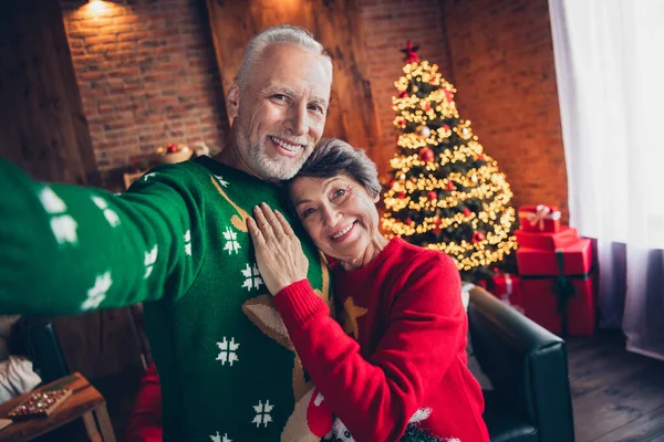 2人の肯定的な牧歌的なパートナーの写真抱擁は屋内で新年の魔法の照明装飾を取ります — ストック写真