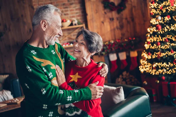 写真のポートレートの二つの素敵な魅力的なかわいい夢のような穏やかな灰色の髪結婚したカップルグラニーは モミのクリスマスツリーの家の近くに抱擁セーターを身に着けて — ストック写真