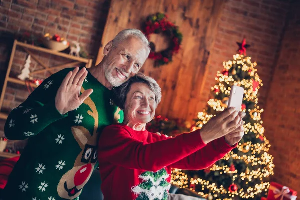 Foto Två Äldre Positiva Partners Håller Mobiltelefon Gör Selfie Arm — Stockfoto