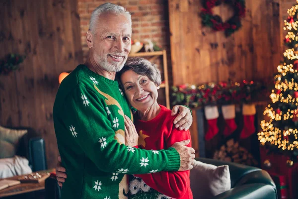汗の写真古い年金受給者はかわいい醜いセーターを着て笑顔を抱きしめる毎年恒例の伝統は屋内で一緒に冬の休日を過ごす — ストック写真