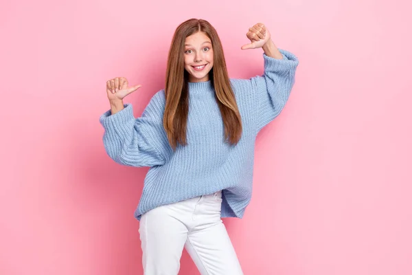 Foto Funky Orgullosa Misma Adolescente Colegiala Usar Azul Punto Suéter — Foto de Stock