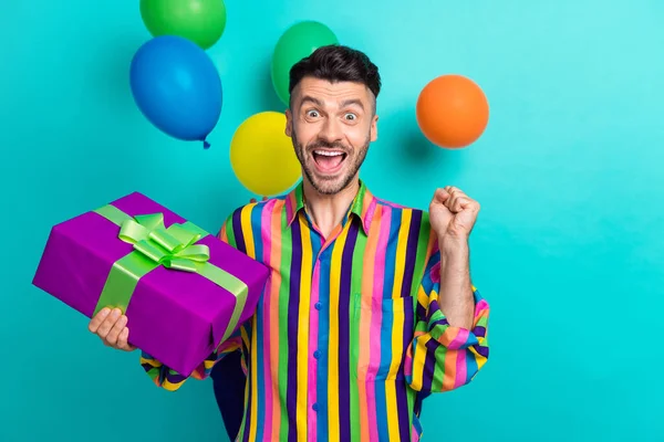 Retrato Encantada Pessoa Alegre Levantar Punho Segurar Giftbox Voando Balões — Fotografia de Stock
