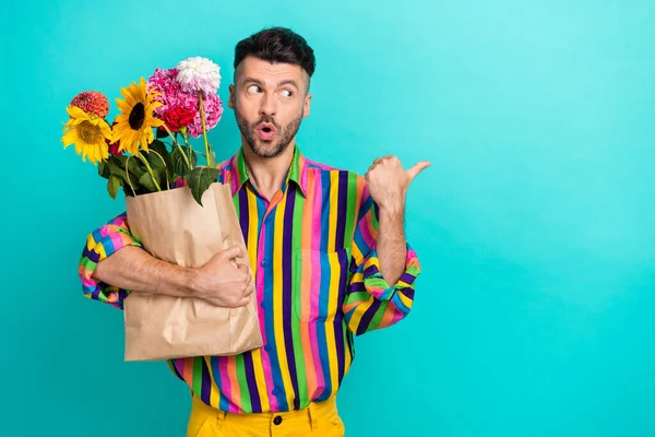 Photo Impressed Handsome Guy Hold Bunch Flowers Bag Look Direct — Stock Photo, Image