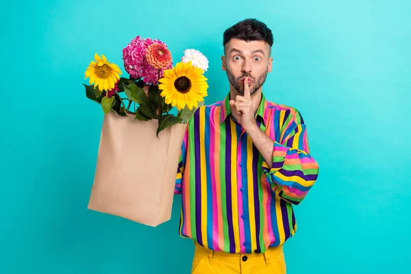 Yakışıklı Adamın Elinde Çiçek Poşeti Parmağında Dudak Göster Konuşma Cyan — Stok fotoğraf
