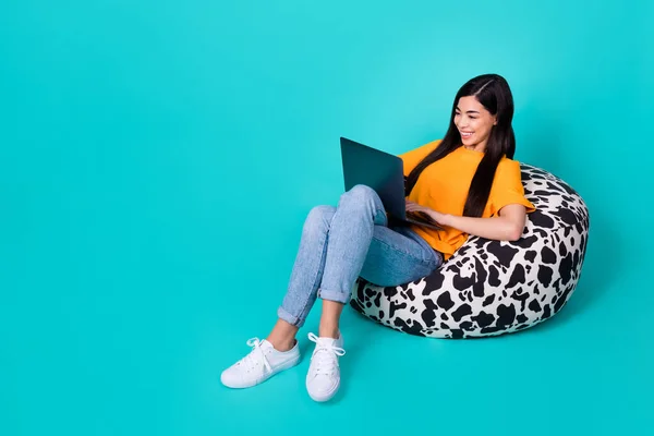 Full Size Φωτογραφία Της Αστείας Μελαχρινής Κυρίας Sit Look Laptop — Φωτογραφία Αρχείου