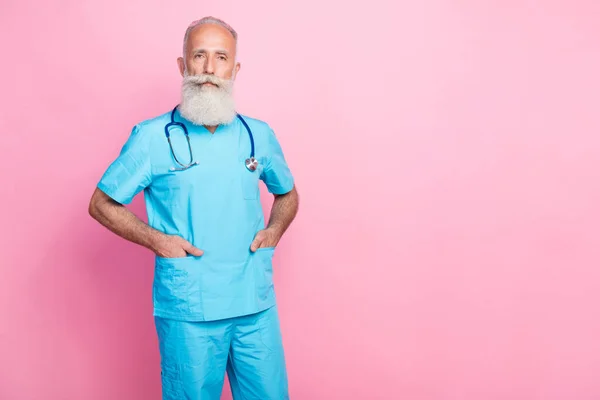 Kendine Güvenen Nitelikli Bir Doktorun Fotoğrafı Ceketini Giy Hasta Pastel — Stok fotoğraf