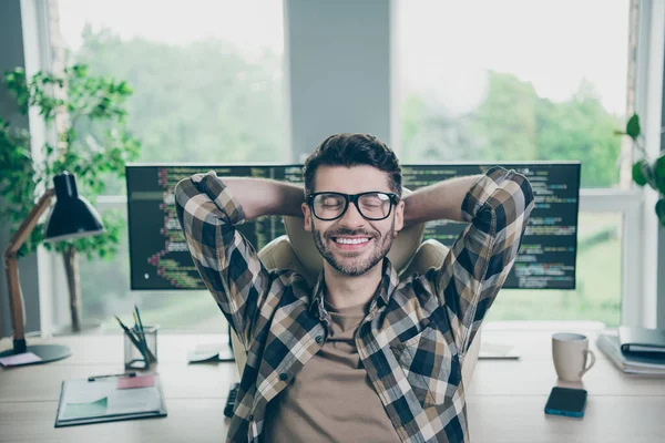 照片上积极乐观的程序员戴着眼镜 在工作后手牵着手在家里的工作间后面放松 — 图库照片
