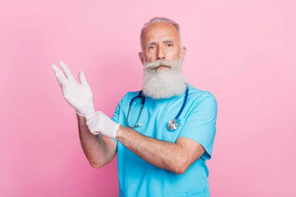 Vasıflı Erkek Terapistin Fotoğrafı Steril Eldiven Giy Kalp Ameliyatına Hazırlan — Stok fotoğraf