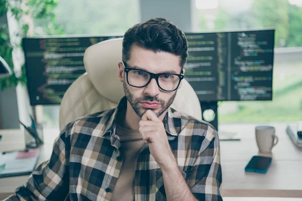 自信而严肃的男人戴着眼镜手下巴编程现代装置在室内工作站的应用 — 图库照片