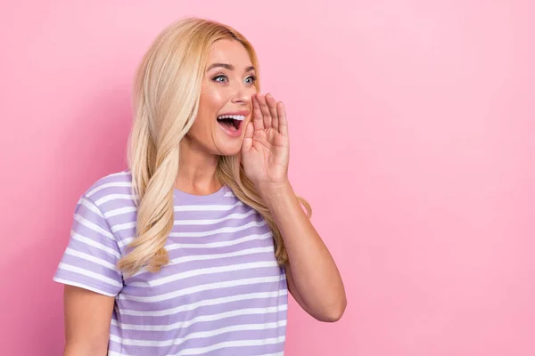 Photo Young Excited Overjoyed Crazy Woman Wavy Blonde Hair Hand — Stock Photo, Image