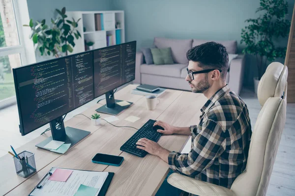 Foto Chico Serio Guapo Usar Gafas Depuración Aplicación Dispositivo Moderno —  Fotos de Stock