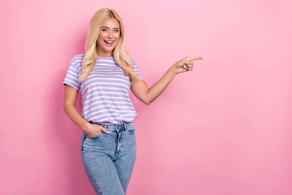年轻而又满意的女性穿着条纹的紫色T恤直接模仿新电视节目的照片 在彩色背景下被隔离 — 图库照片