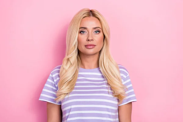Foto Joven Hermosa Dama Elegante Desgaste Rayas Púrpura Camiseta Pelo —  Fotos de Stock