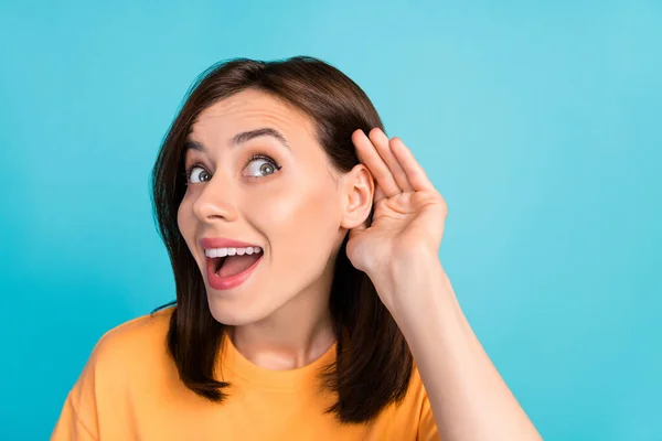 Portrait Positiv Erstaunt Person Arm Ohr Hören Interessiert Suchen Leeren — Stockfoto