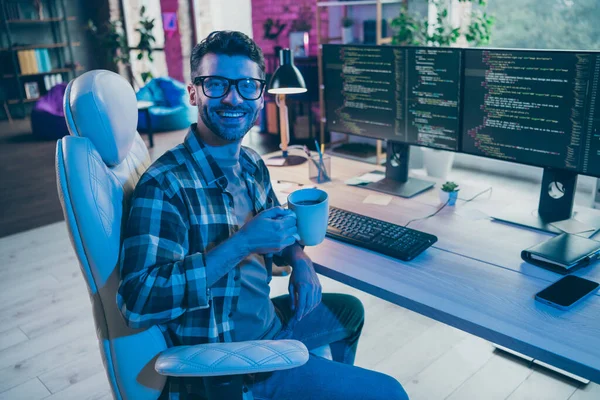 Foto Von Glücklich Lächelnden Kerl Tragen Brille Schreiben Mit Arbeitspause — Stockfoto